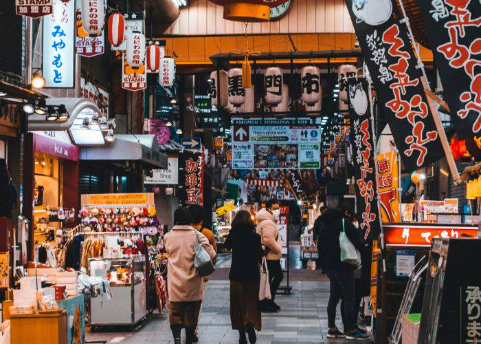 The eye-catching interior of Kuromon Market, filled with signs, lanterns and street food vendors.